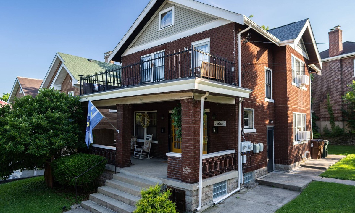 Latonia House | Townhouse - Private 2nd Floor unit with Patio in Historic Walkable Neighborhood