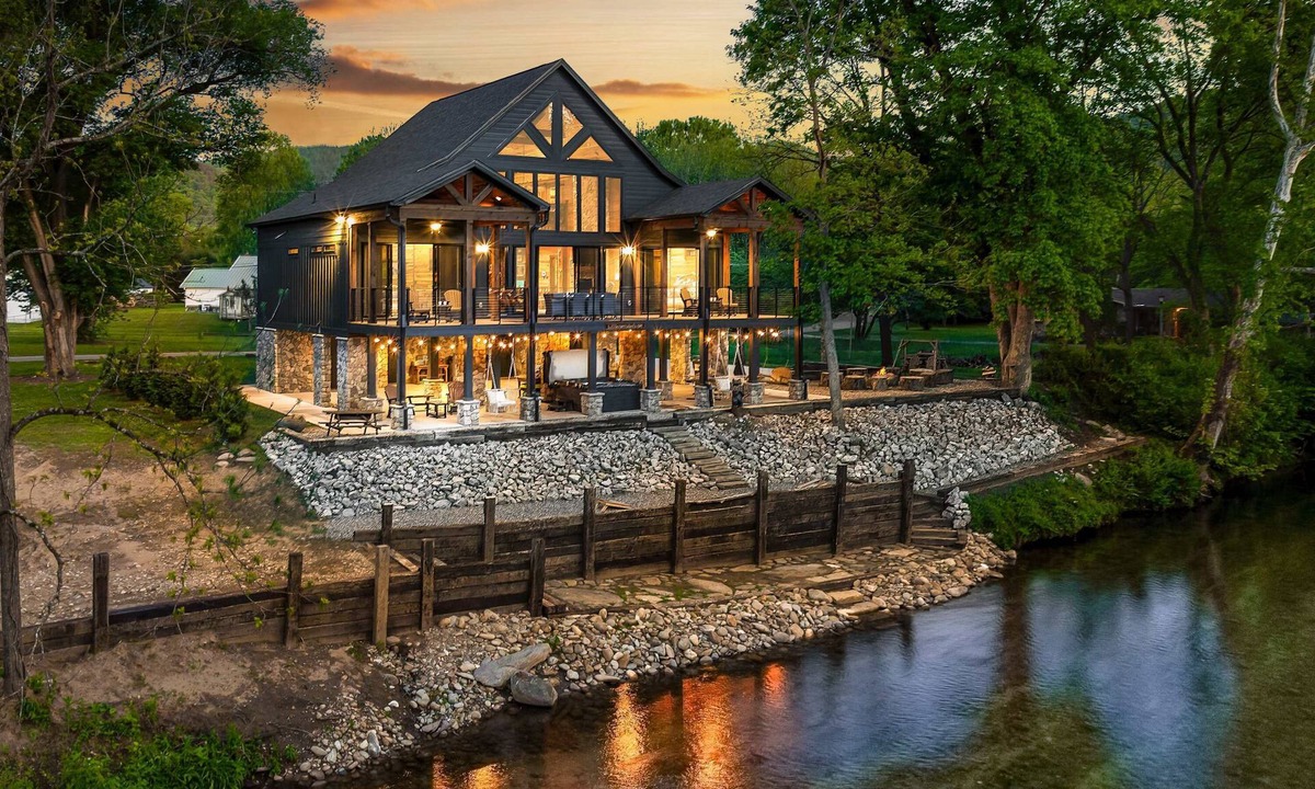 Townsend Cabin | Townsend Riverfront Cabin Stay・Hot Tub・Pool Table