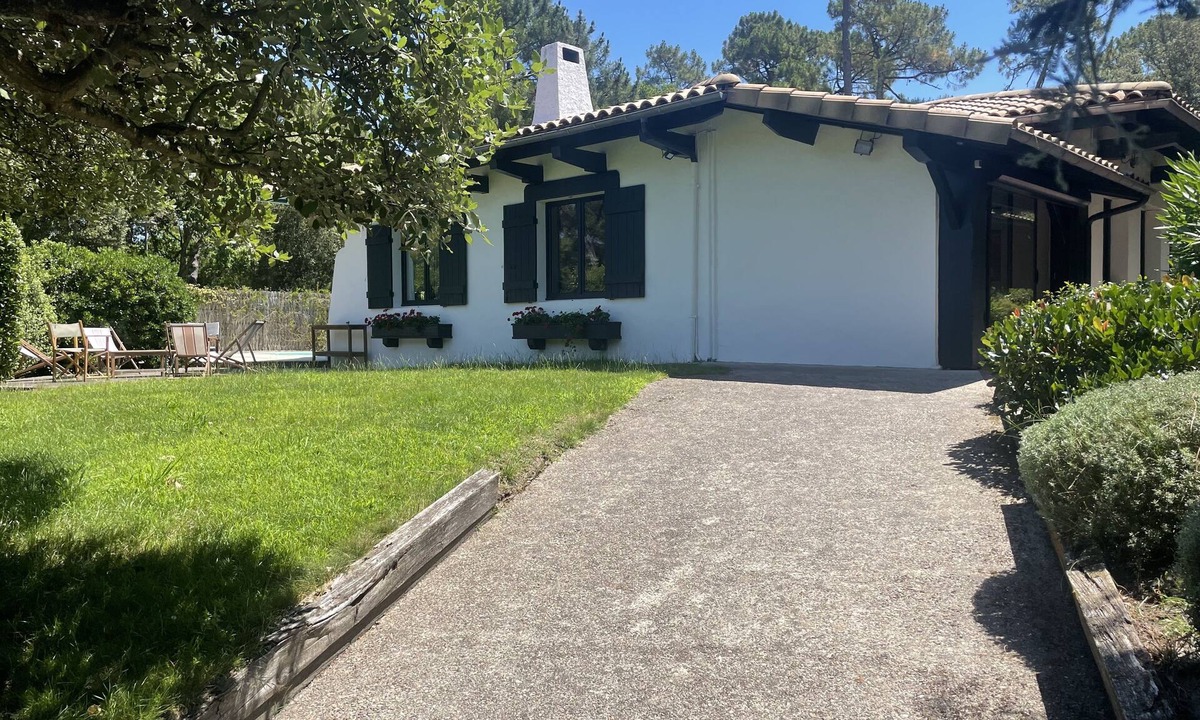 Le Moulleau Villa | Traditional Basque villa with swimming pool, terraces, beach and shops on foot.