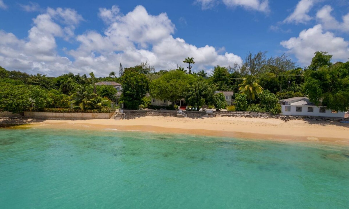 Gibbs Bay Villa | Traditional Beachfront Style - Clearwater
