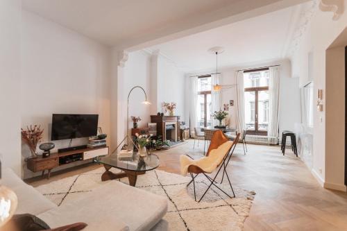 Harmonie Apartment | Traditional chic, High Ceilings' apt Aircos Fiber and Garage