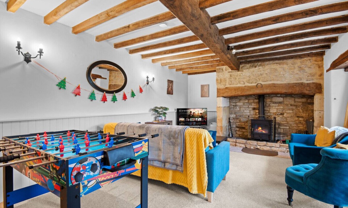 Cutsdean House | Traditional Cotswold escape with garden and fireplace