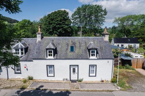 Lewiston House | Traditional Highland Cottage Near Loch Ness