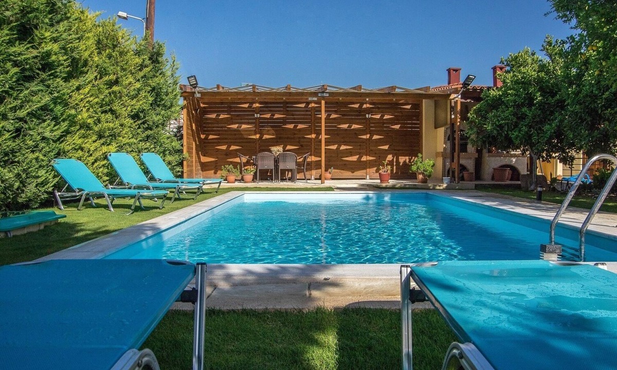 Melidoni House | Traditional Stone Apartments with pool