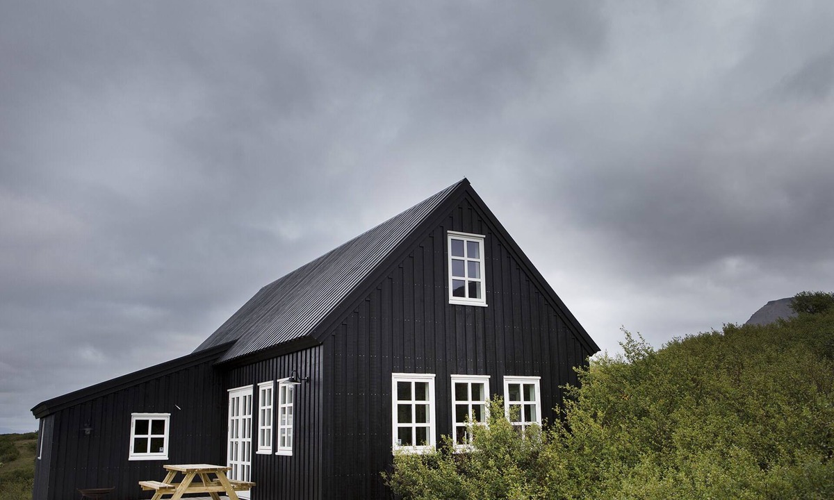 Hvalfjarðarsveit House | Traditional timber house by the sea