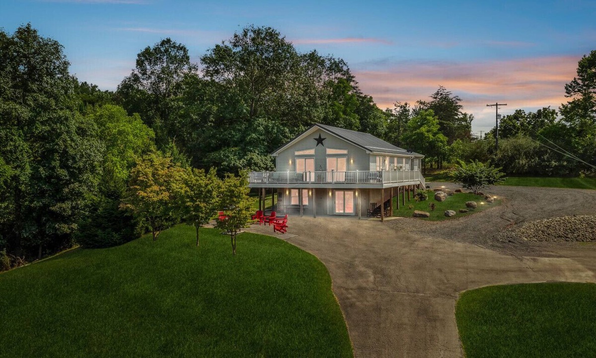 Berkeley Springs House | Trailblazer - hot tub, trail, game room, pets, wifi, fire pit, view, secluded