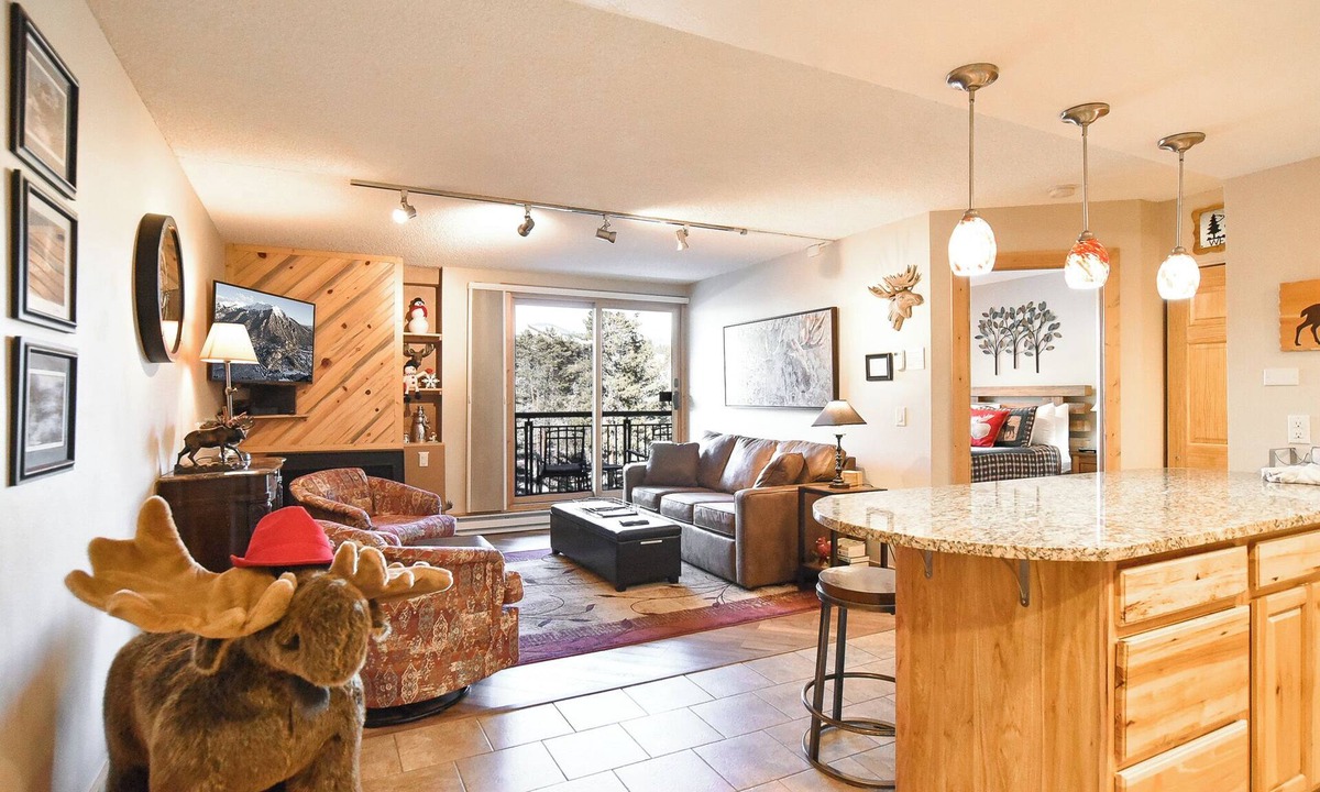 Peak 9 Condo | Trails End Moose Haven Condo - Ski In/Out, Walk to Town!