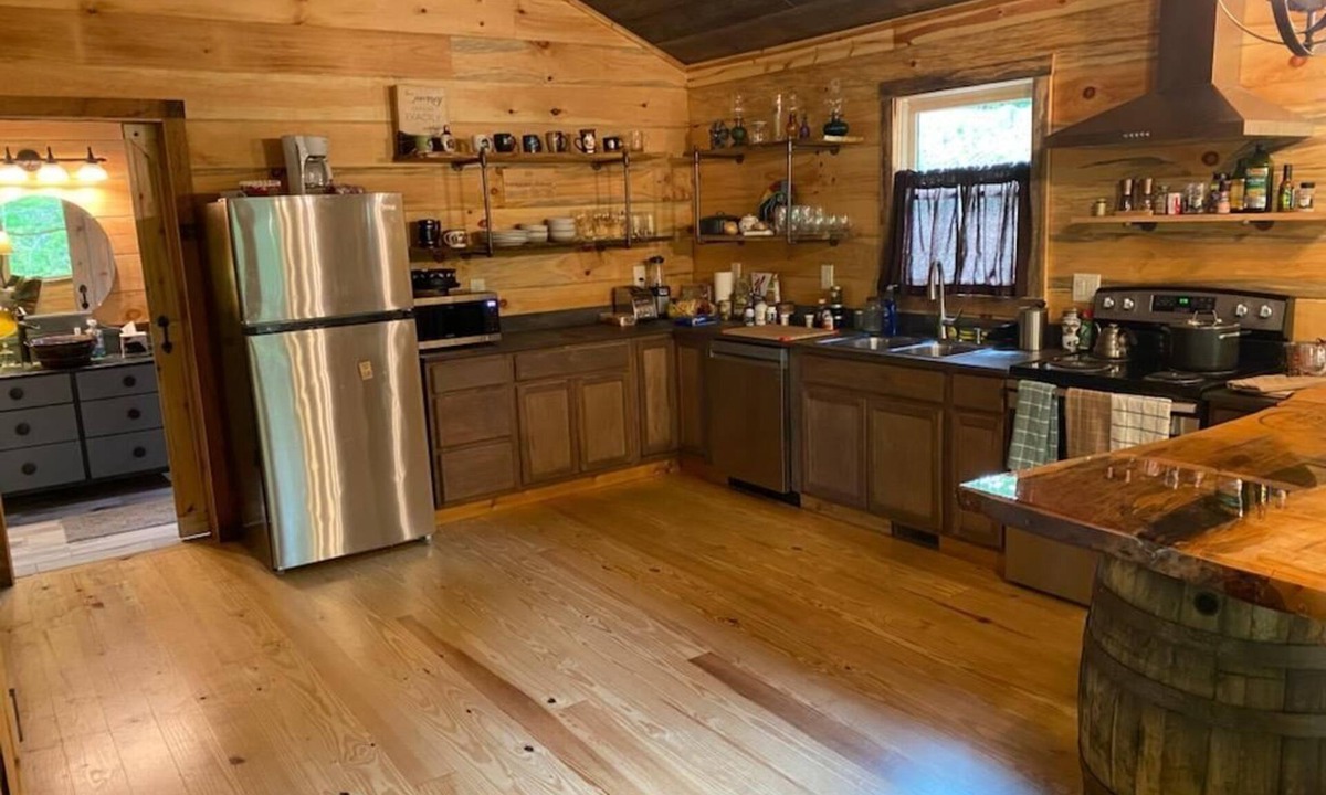 Foxfire Estates Cabin | Trailwalker, A Tranquil One Bedroom Nature Retreat, 10 min to town. Pet Friendly