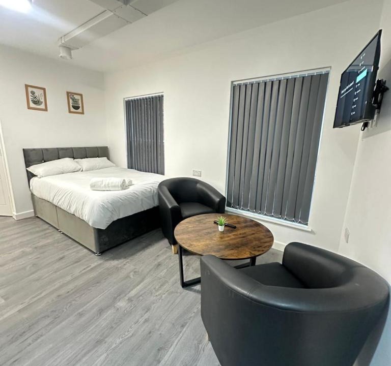 Oadby Apartment | Train Station Spacious Apartments - Free Wifi, Netflix & Paid Parking Opposite