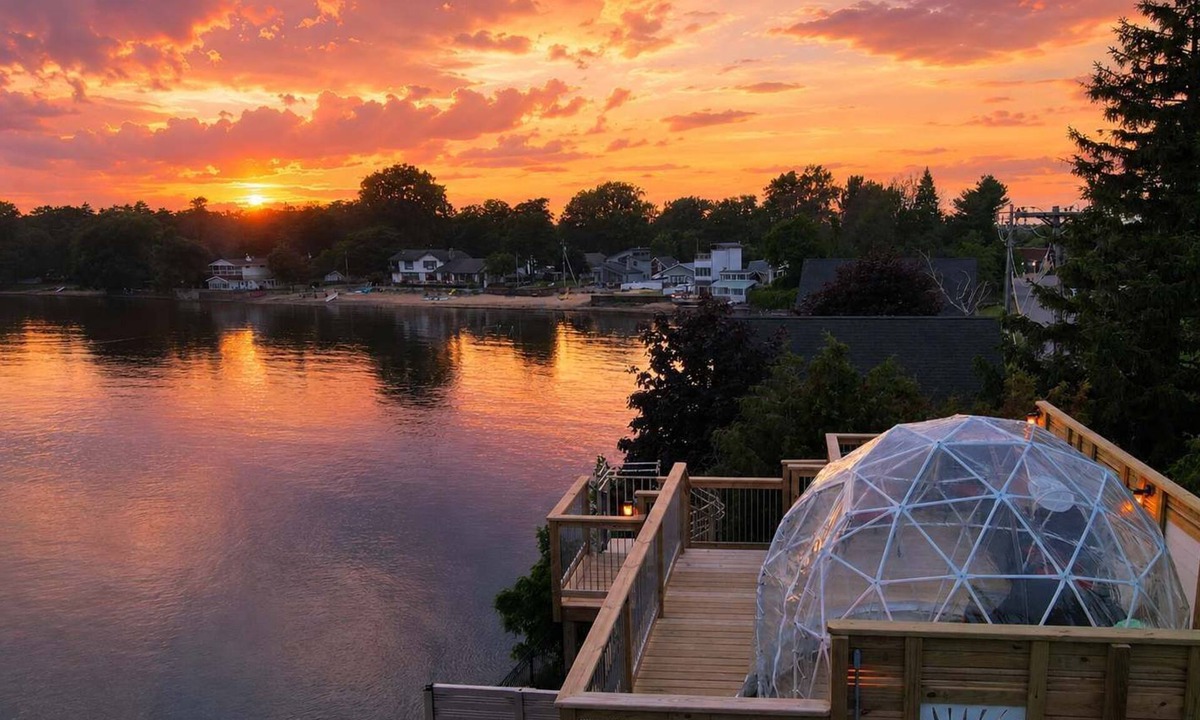 Cumberland Head House | Tramonto Paradise on the Lake Hot Tub Pet Friendly