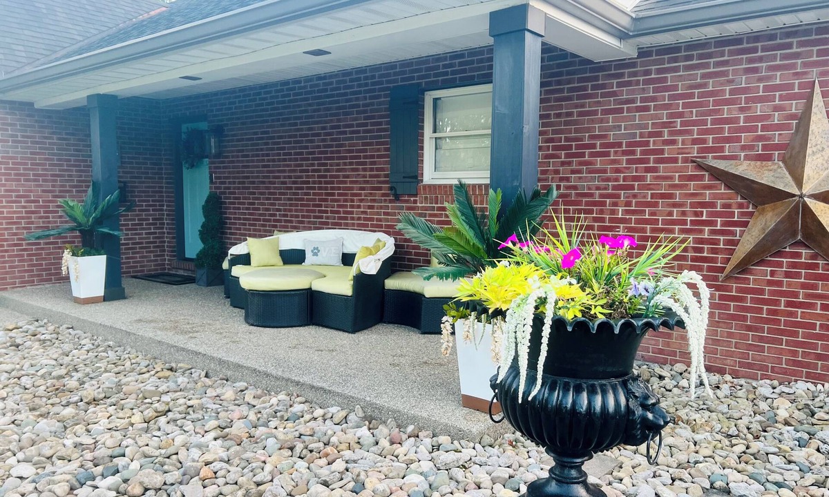 Walton House | Tranquil 12-Acre Luxury Farmhouse Between The Ark & Creation Museum