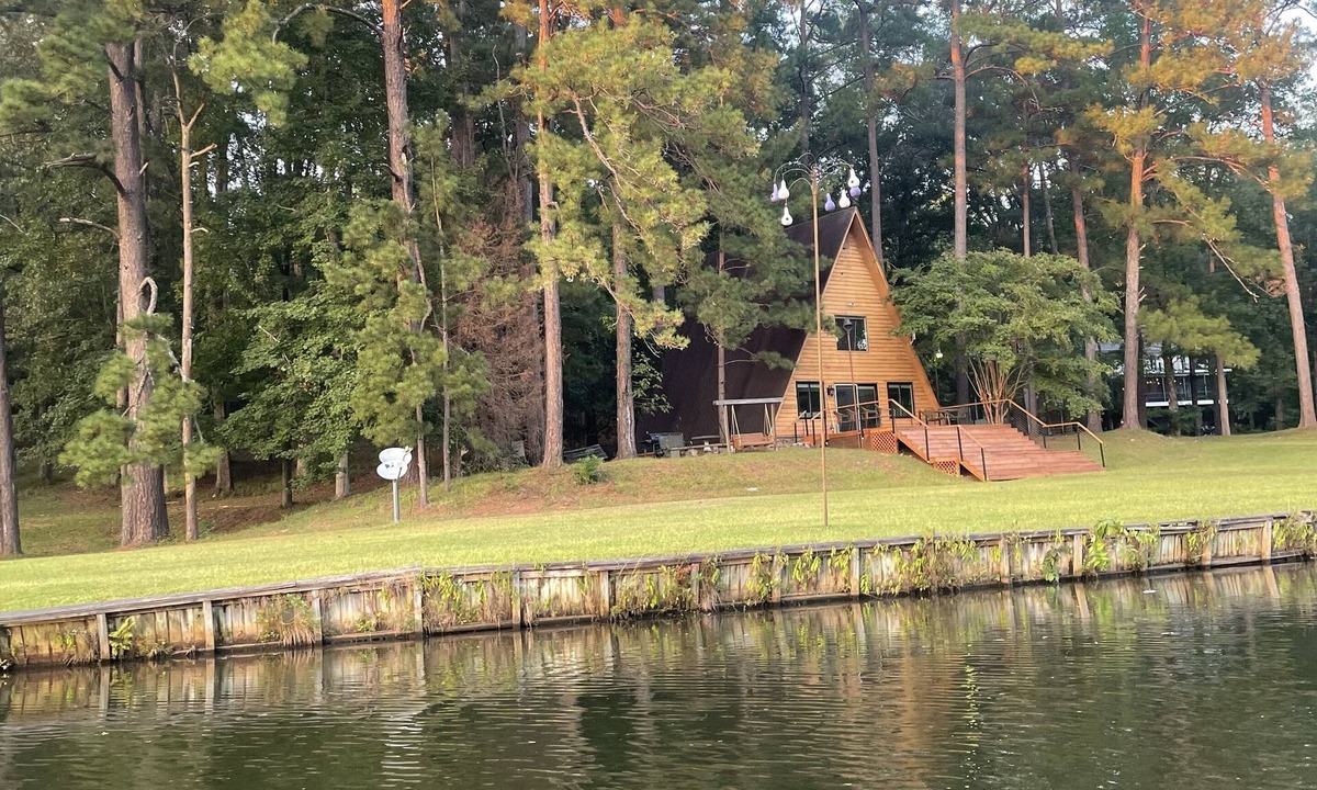 Duncanville Cabin | Tranquil 2 bedroom cabin on private lake. 15 minutes from university of Alabama