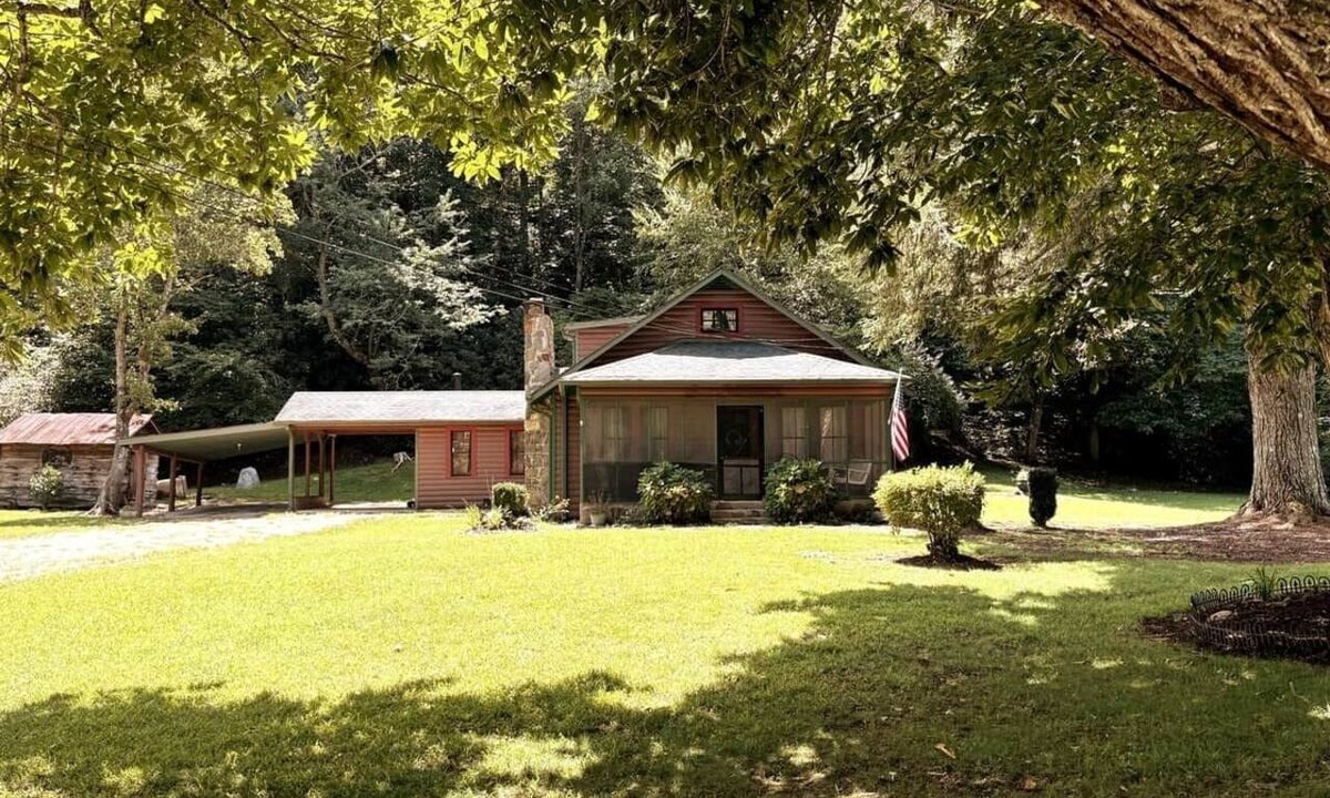 Hiawassee Cabin | Tranquil 2-bedroom cabin on the head waters of the Hiawassee River