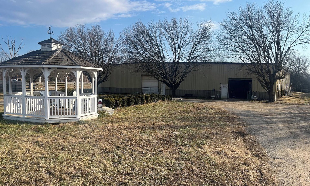 Clinton House | Tranquil 2-bedroom farmhouse with indoor and outdoor arena with trails!