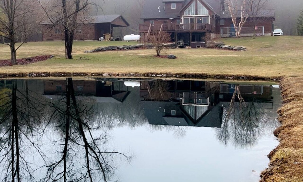 Port Austin Cabin | Tranquil 4-bdm log cabin in Port Austin, Private with a fishing pond & Hot tub