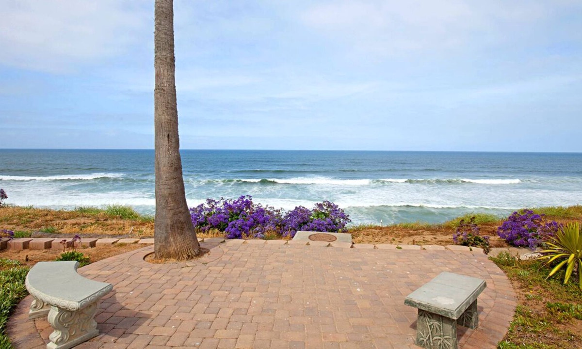 Leucadia House | Tranquil Beach Townhome in Seabluffe Encinitas
