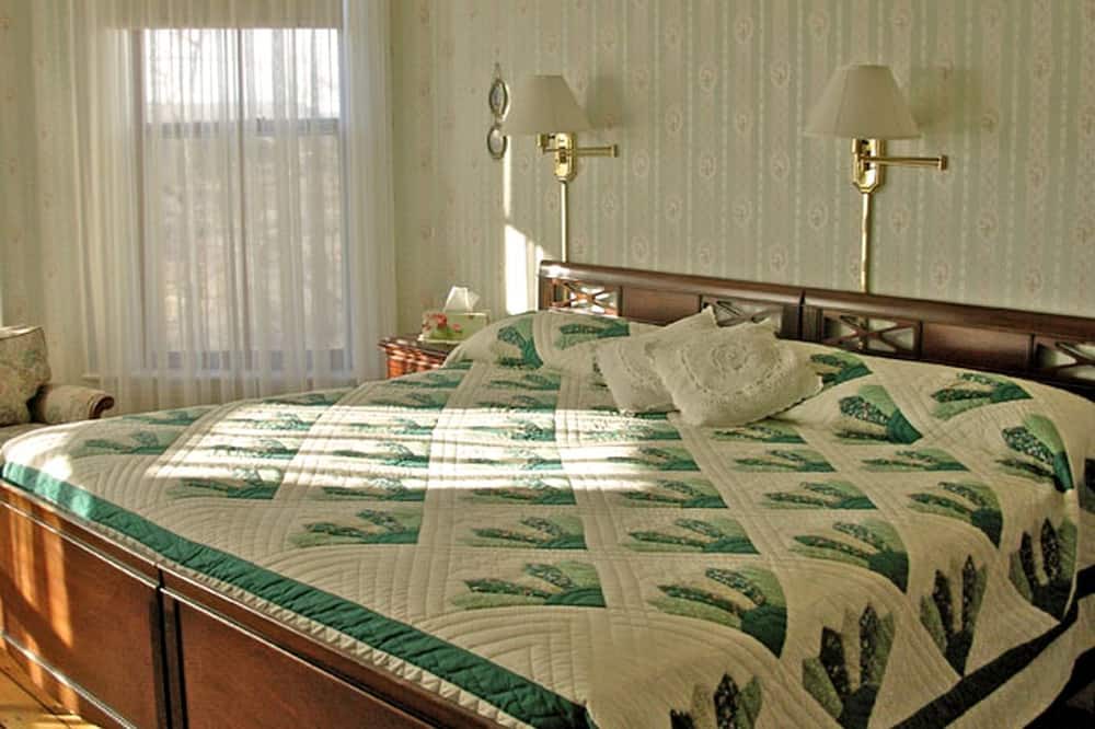 Harvey Cabin | Tranquil Bed and Breakfast with a Whirlpool Bathtub near Hopewell Rocks, New Brunswick