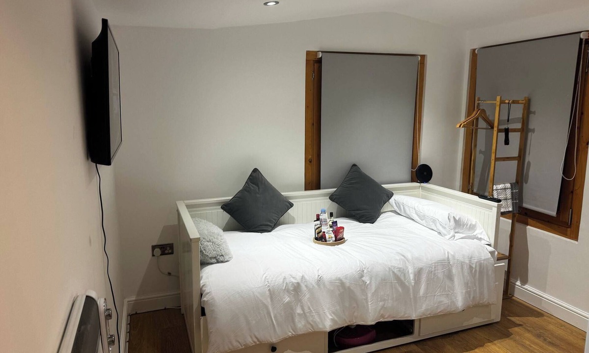 Barnehurst Cabin | Tranquil Cabin Retreat in Bexleyheath