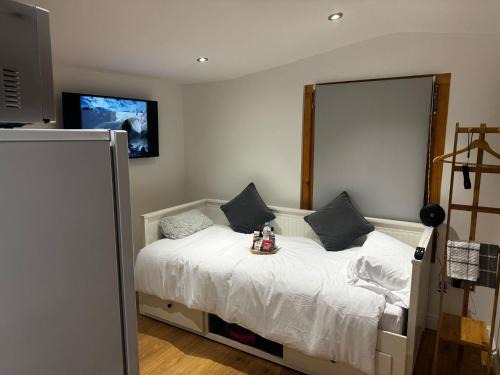 Barnehurst House | Tranquil Cabin Retreat in Bexleyheath