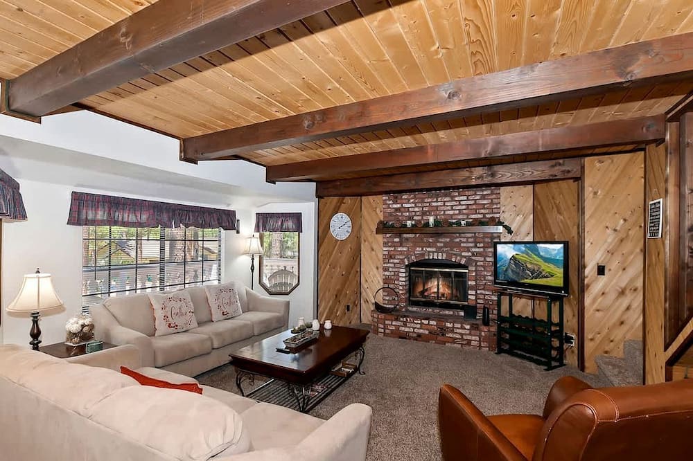 Big Bear City House | Tranquil Cabin with Barbecue and Beautiful Outdoor Living Space in Big Bear Lake, California