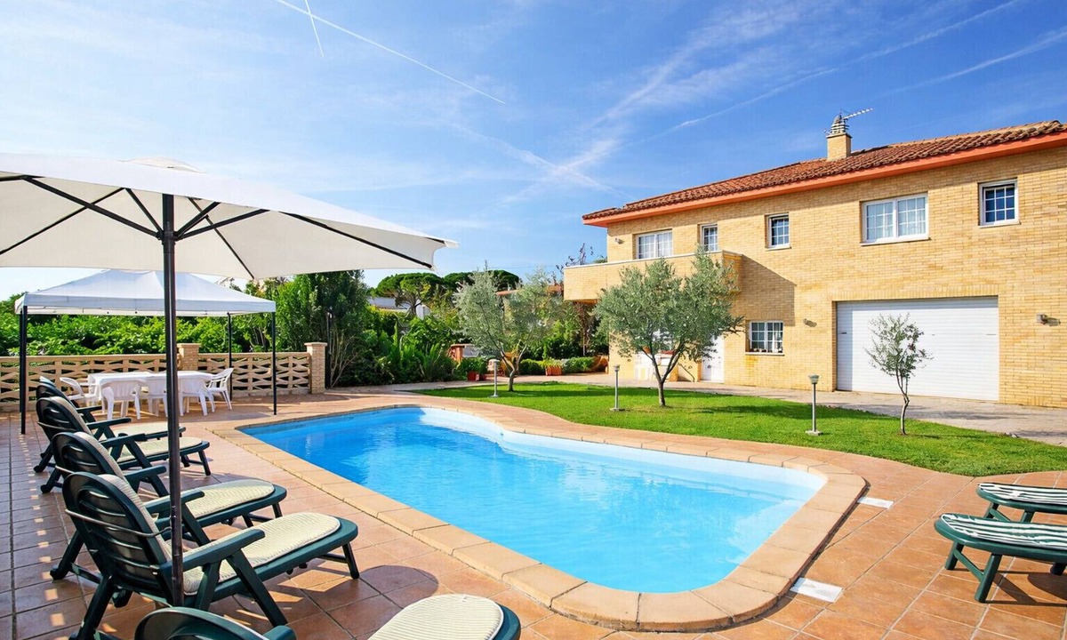 Sils Villa | Tranquil Costa Brava Retreat with private suite!