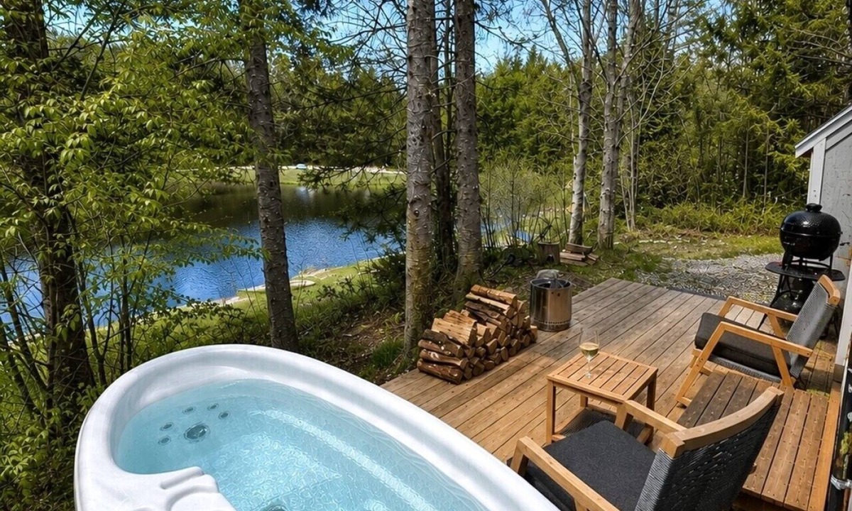 Whitefield House | Tranquil Cottage at FarAway Pond