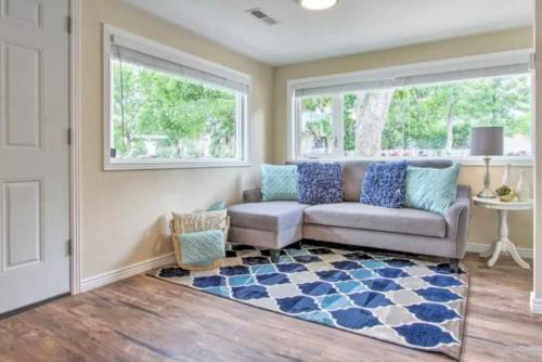 Great Falls House | Tranquil Cottage Walk Downtown