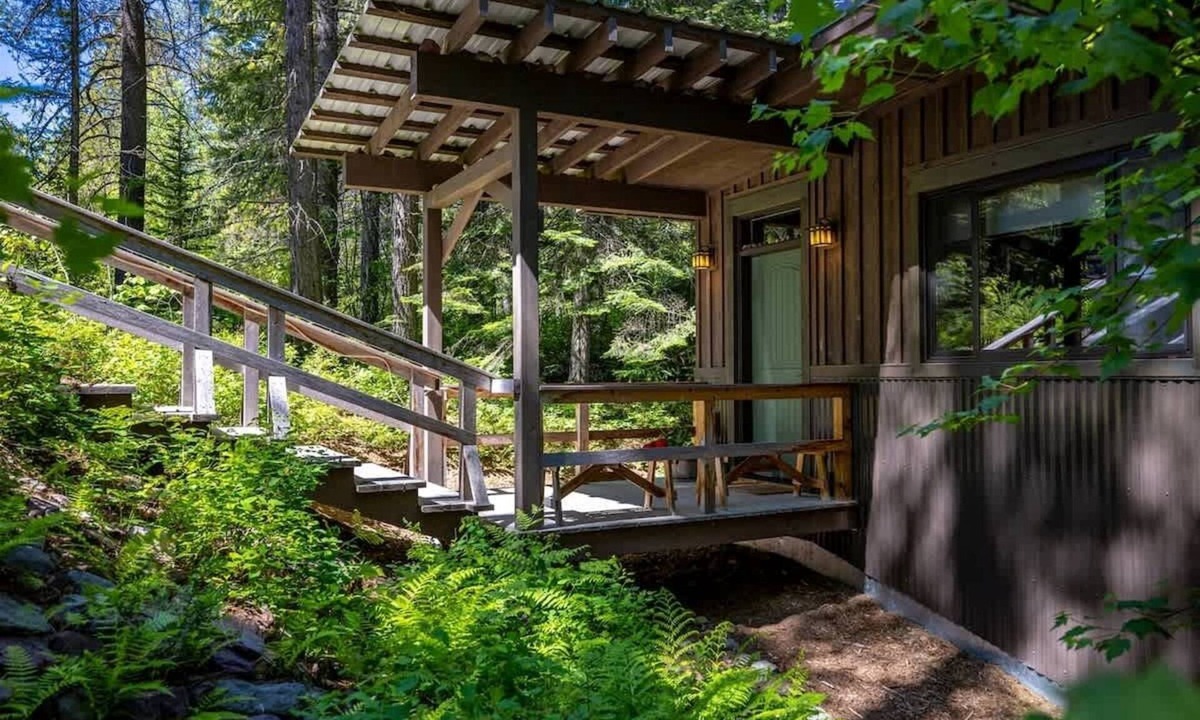Columbia Falls House | Tranquil Creekside Cabin