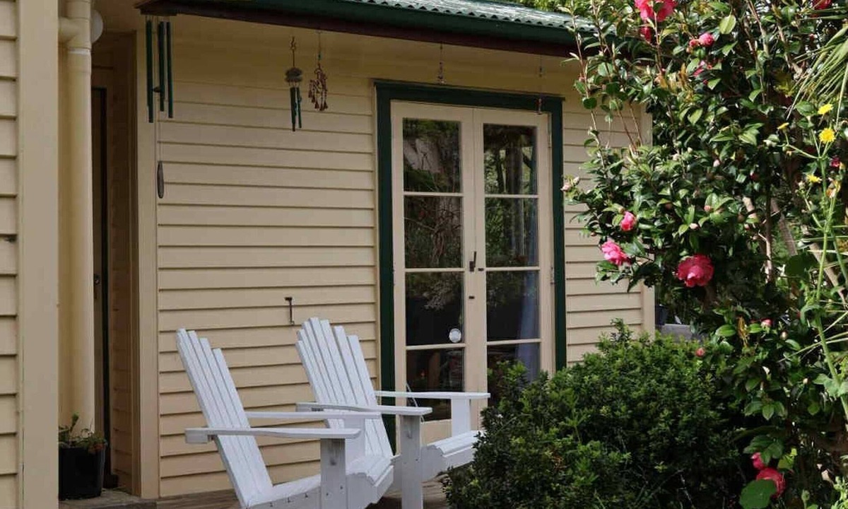 Whenuapai House | Tranquil Early 1900s Retreat in Auckland with Free Parking
