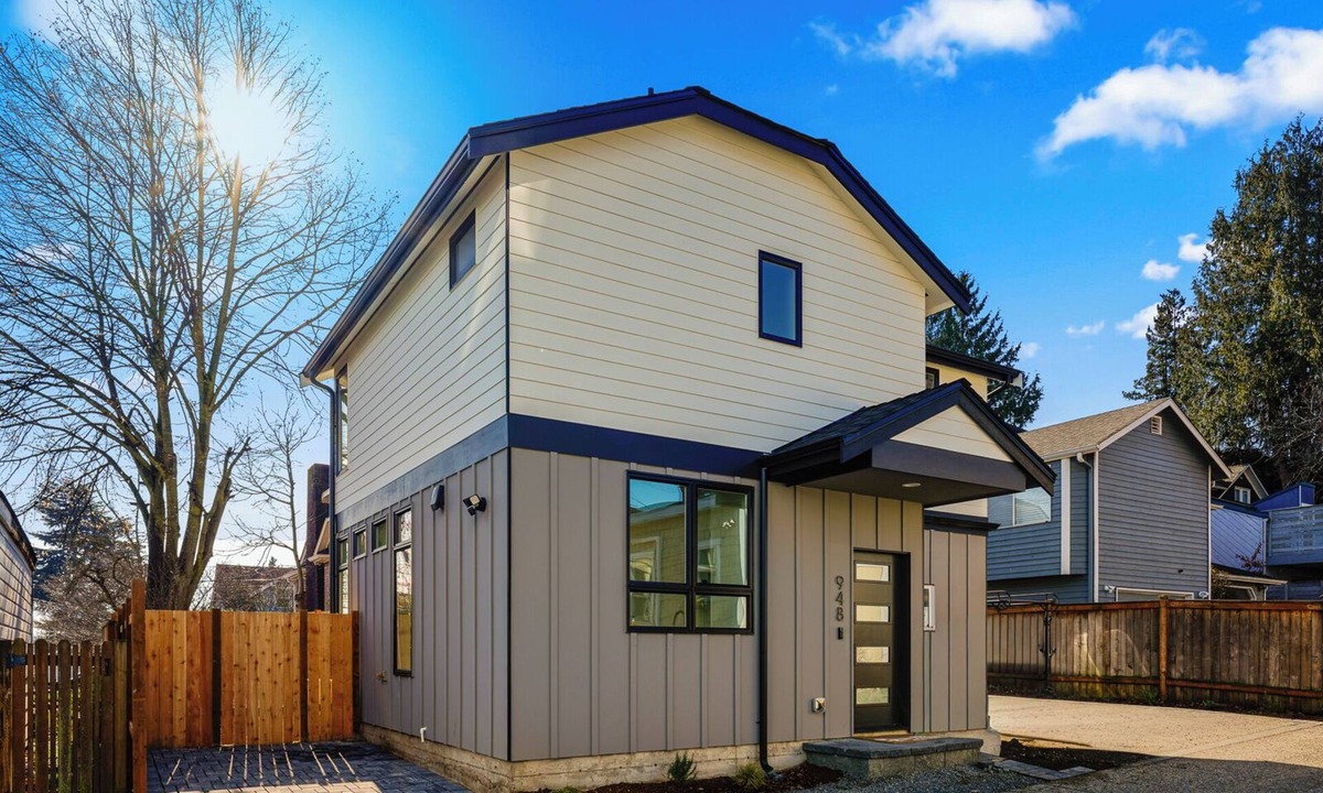 Phinney Ridge House | Tranquil Greenlake Getaway - A/C & Dog Friendly