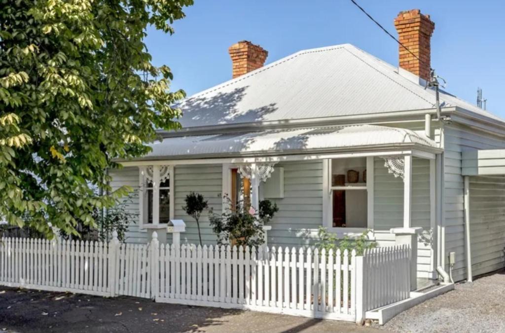 Invermay House | Tranquil Launceston Getaway - You'll fall in love!