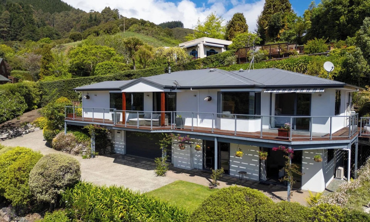 Atawhai Apartment | Tranquil Nelson Escape: Birdsong, Hot Tub, Parking. One bedroom, living room.