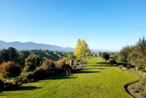 Upper Moutere Apartment | Tranquil retreat with spa & breathtaking views