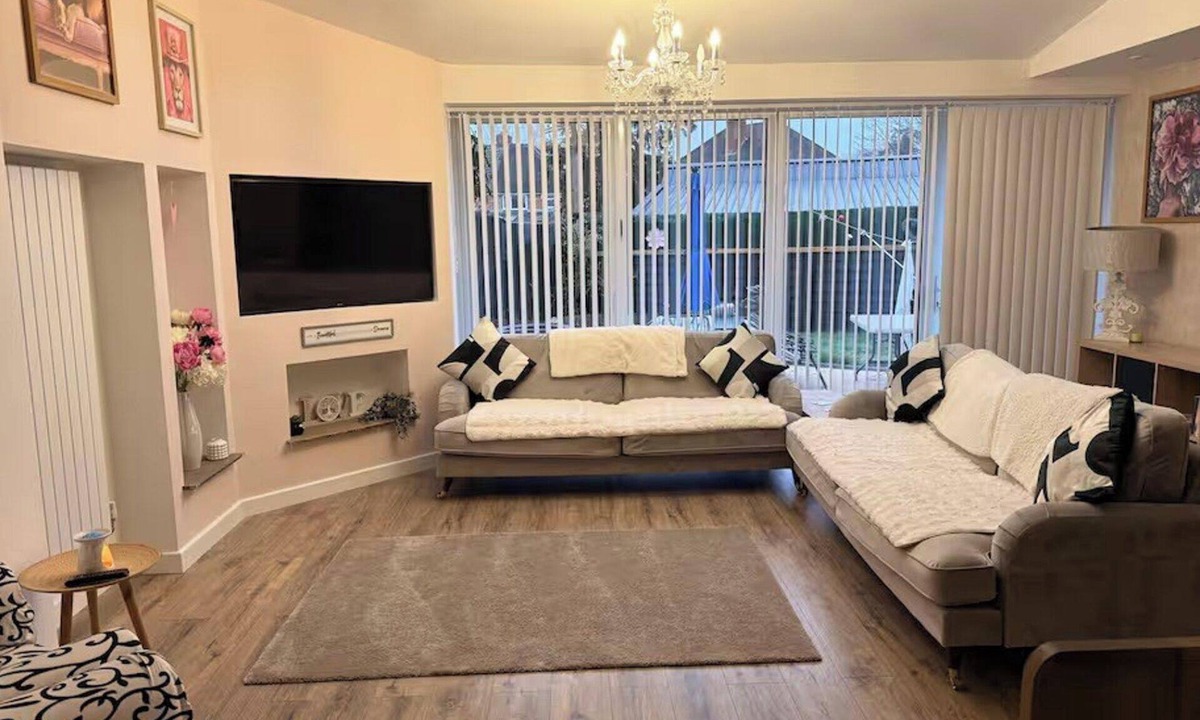 Solihull House | Tranquil Solihull Retreat - 3 Bedroom House
