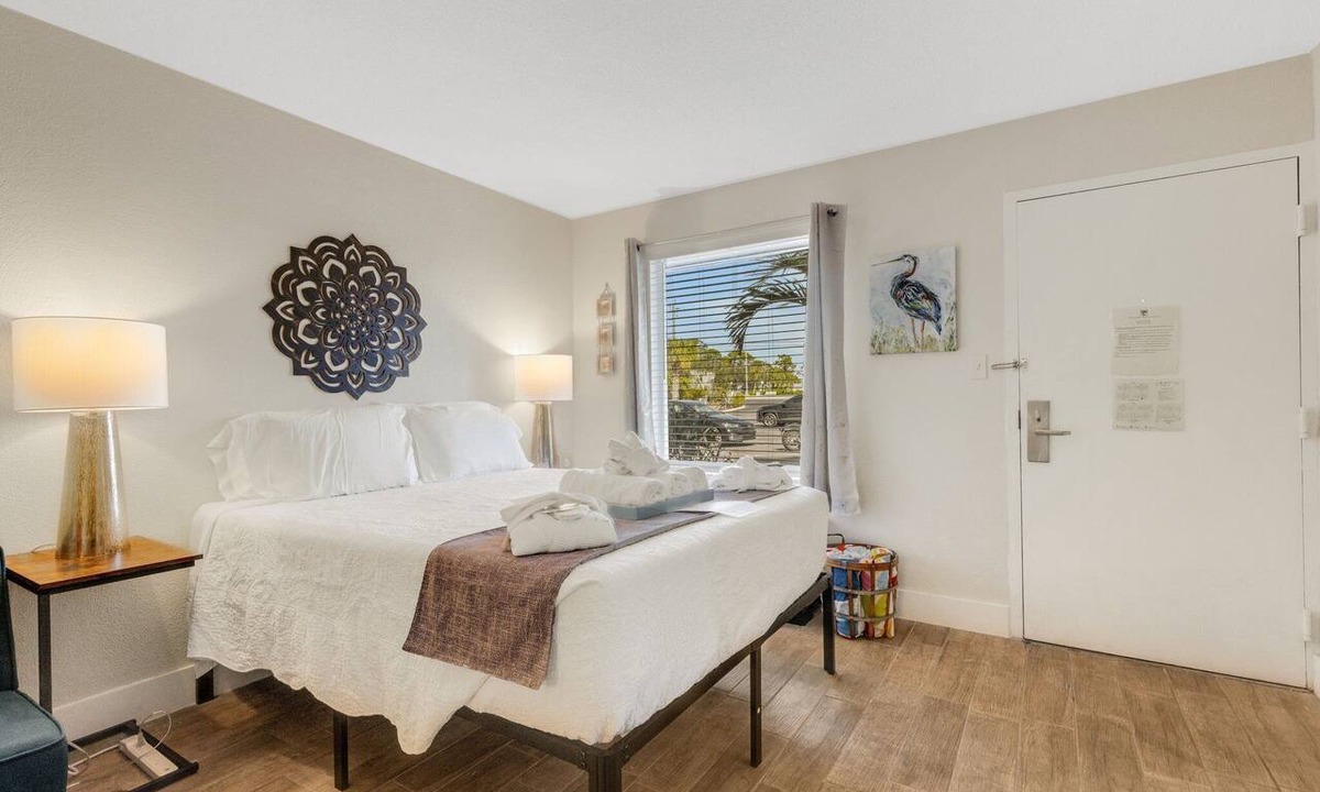 Trailer Estates Apartment | Tranquil Studio Condo located on marina in Sarasota FL. A boater's paradise.