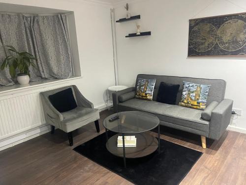 Thamesmead House | Tranquil Thamesmead Treasure - Free Parking Family & Contractor Friendly