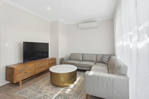 Bassendean House | Tranquil Tree Views 2 Bedroom 2 Bathroom Apartment