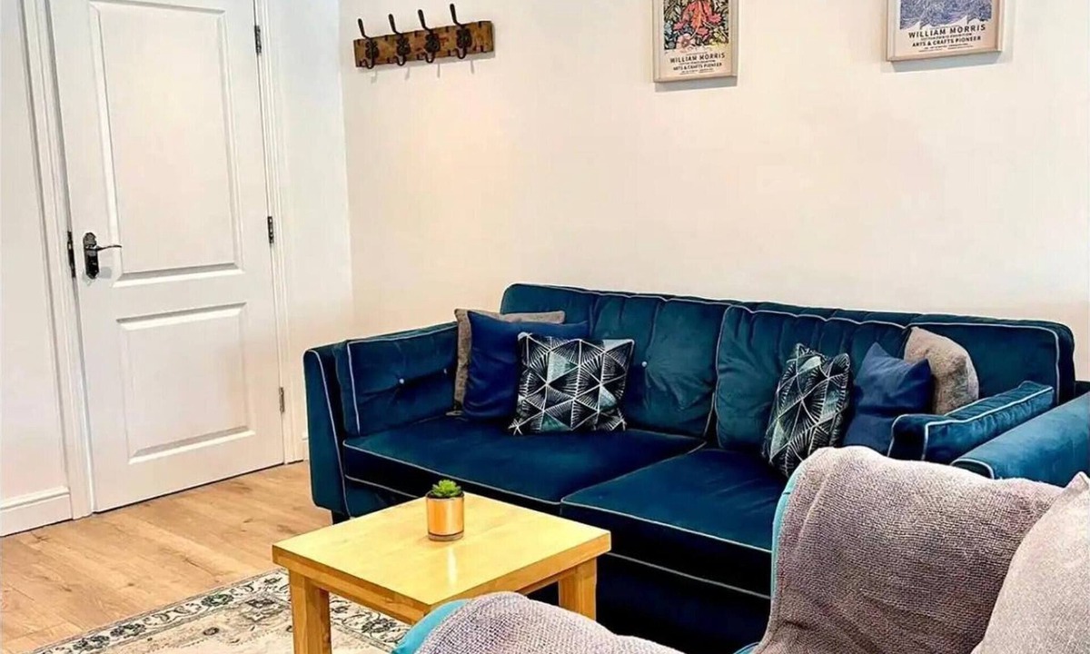 Bracknell House | Tranquil Turquoise - 3 Bed House With Parking