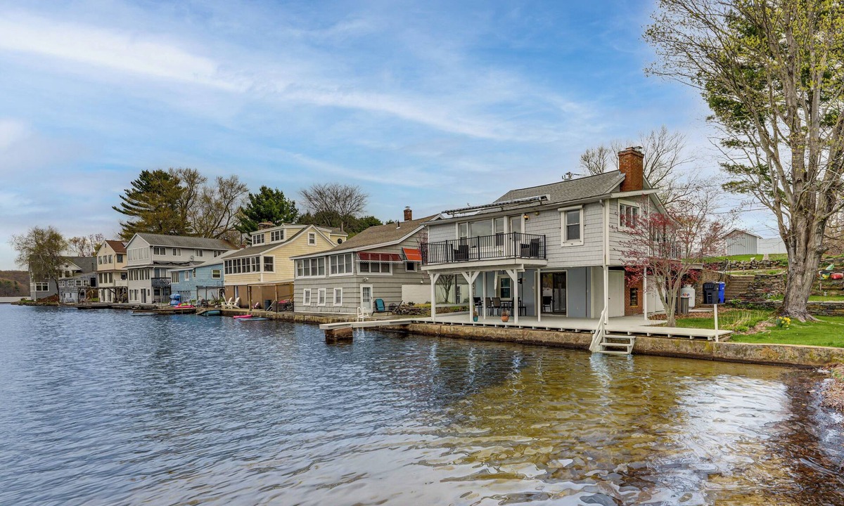Bolton House | Tranquil Waters: Modern Bolton Escape on the Lake