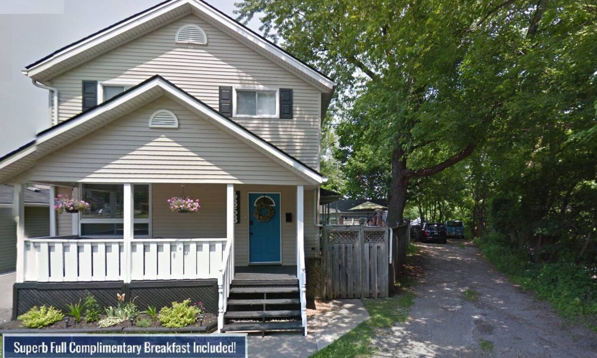 Niagara Falls House | Tranquility Near the River includes Complimentary Breakfast