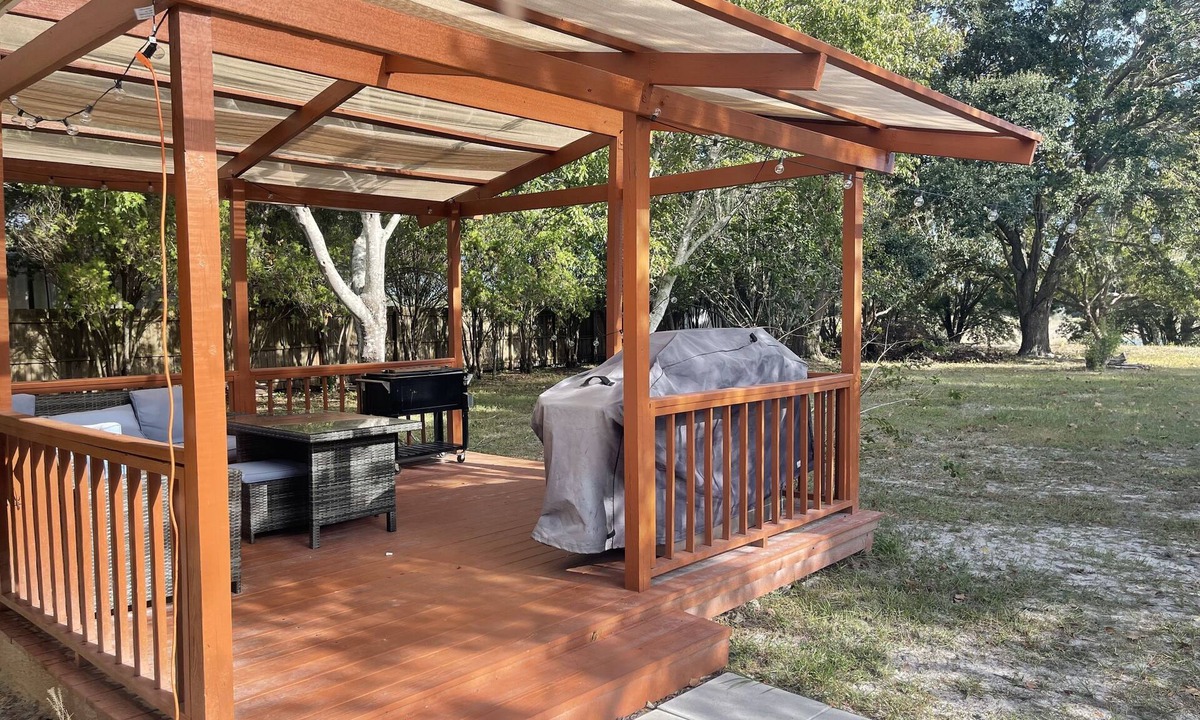 Berkeley Manor House | Tranquility on a Lake House- 3 miles from Weeki Wachee River