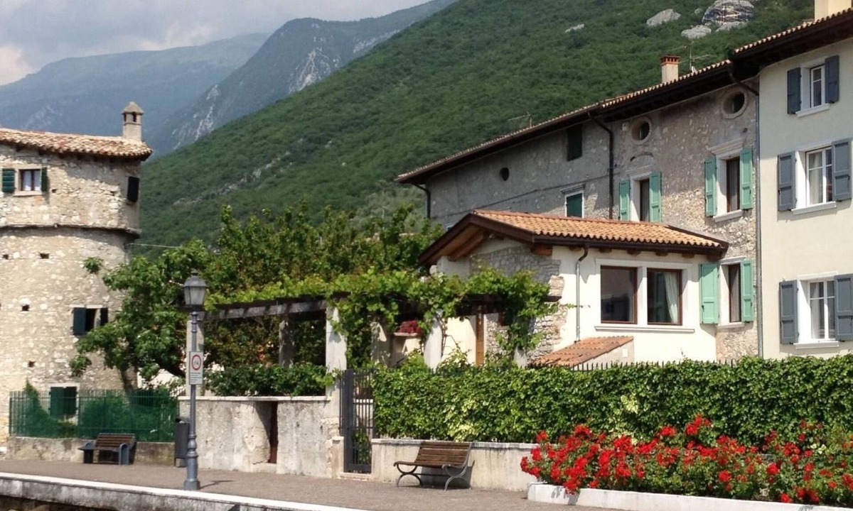Cassone House | Traumhafter Rustico direkt am Ufer des Gardasees by Interhome