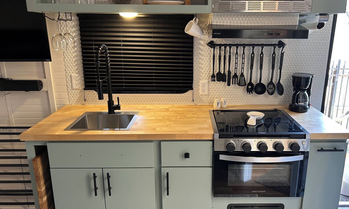 Parkway-South Sacramento House | Traveler Soothing 1-bedroom Travel home with AC in Sacramento, near hospitals