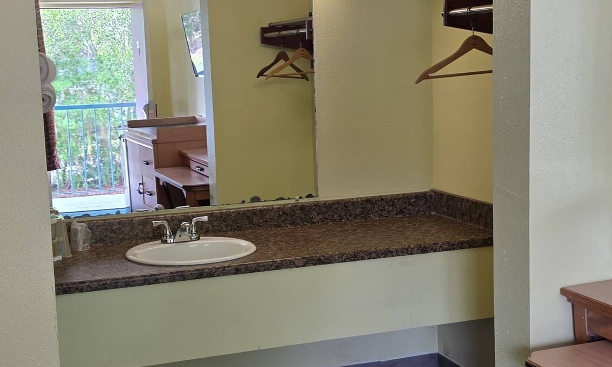 Gainesville Hotel | Travelers Inn