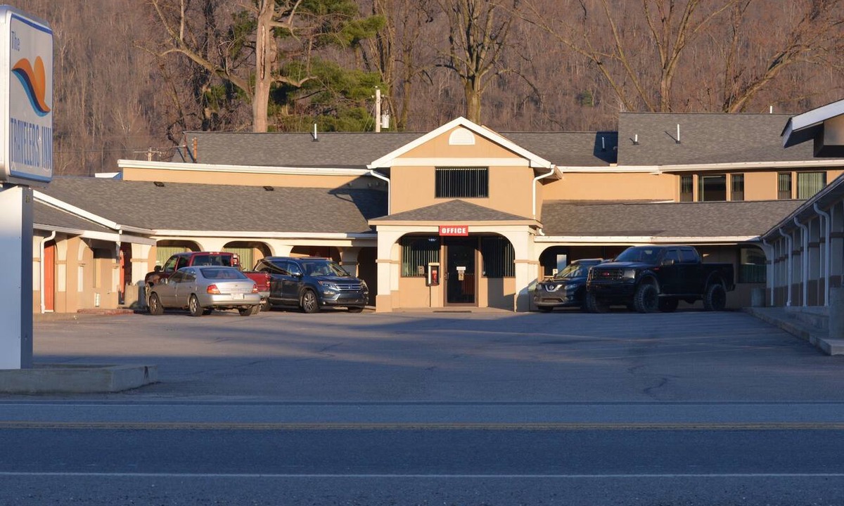 New Martinsville Hotel | Travelers Inn