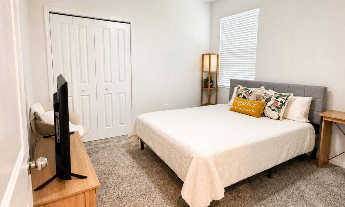 Winter Haven House | Traveling workers w/full kitchen and living space