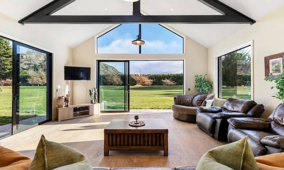 Arrow Junction House | Travellers Retreat Live The Dream