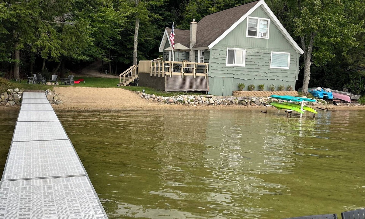 Traverse City House | Traverse City - LONG LAKE, Pontoon Boat, Kayaks, Paddle Boards, ect. Included