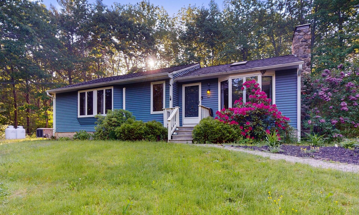 Damariscotta House | Tree-lined home with screened porch & perfect Midcoast location