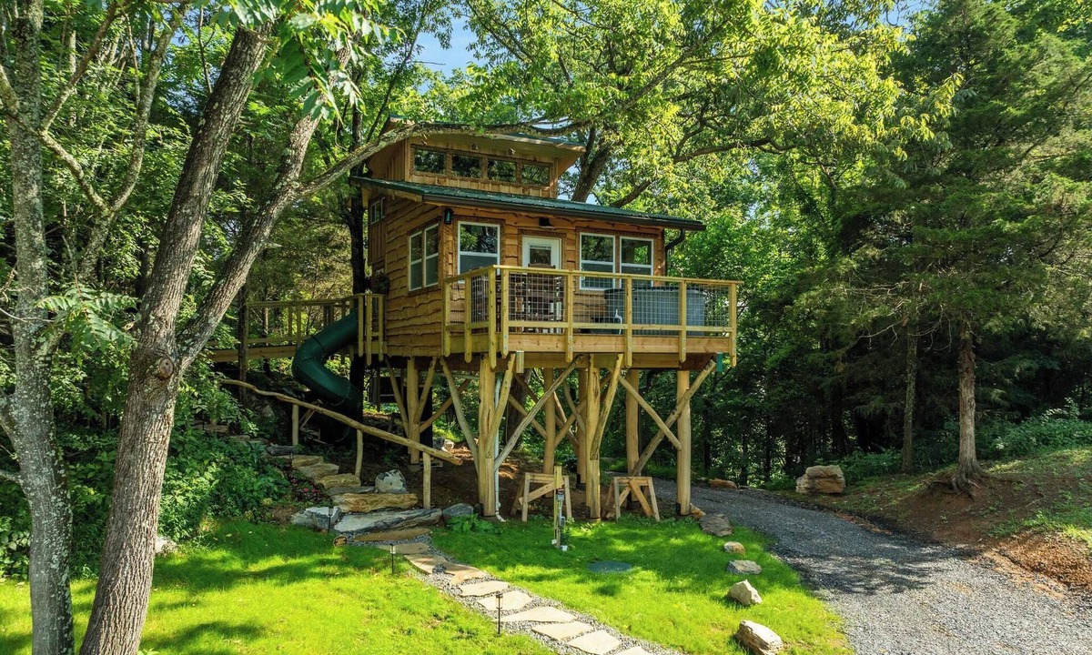 Jonesborough House | "Treedom", Treehouse with a Disc Golf Course, Hot Tub, Arcade, Firepit and Slide